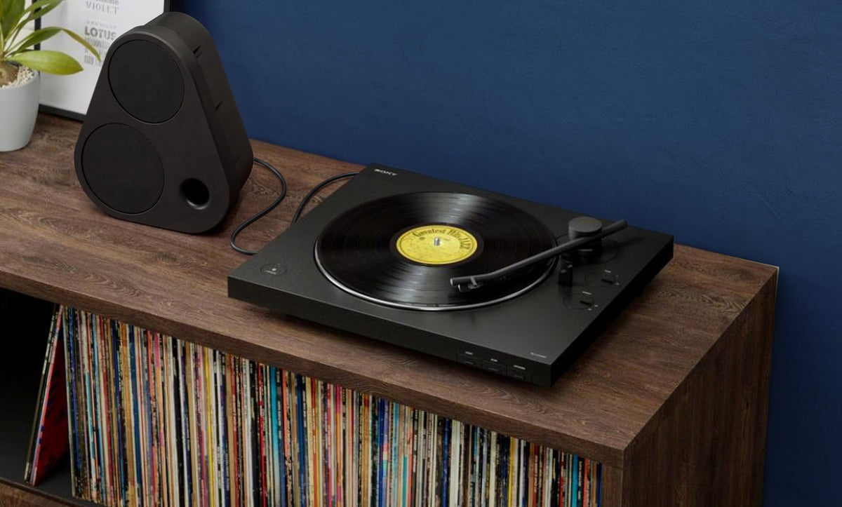 Sort Enkl Sound ES2 forbundet med lydkabel til en pladespiller med LP-plade